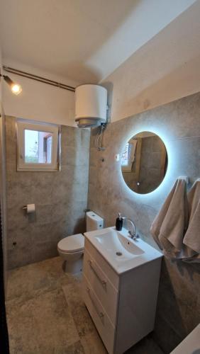 卡斯特尔·斯塔费力克Dobrić的一间带卫生间、水槽和镜子的浴室