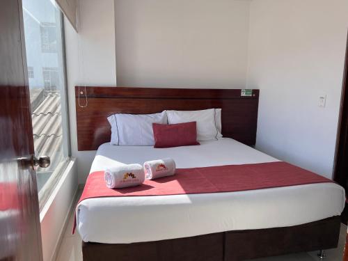 波哥大Hotel Dorado Gold的一间卧室配有一张带两个枕头的床