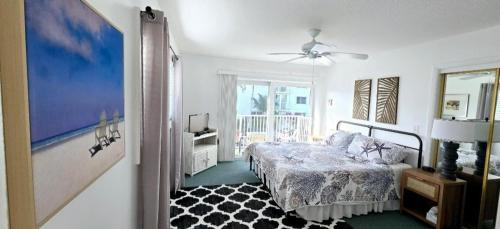 基克罗尼海滩Paradise awaits you at Key Colony Beach的一间卧室配有一张床和吊扇