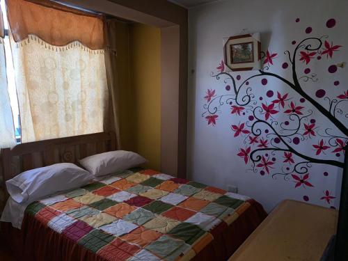 阿亚库乔Hospedaje Luciano的卧室配有一张挂在墙上的树壁床。