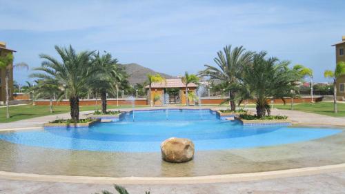Pampatar拉布朗奇拉别墅公寓的一座大型游泳池,水中岩石