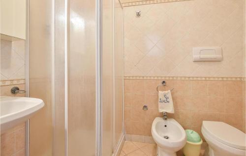 圣维托罗卡波Casa Antonella的带淋浴、卫生间和盥洗盆的浴室