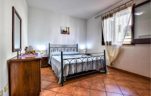 圣维托罗卡波Casa Antonella的一间卧室配有一张床、一张桌子和一个窗户。