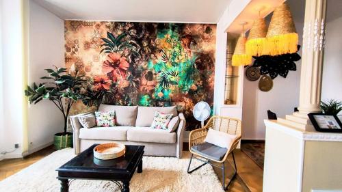戛纳KOSY Spa, Les Princes的带沙发和壁画的客厅