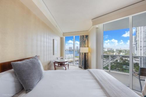 阳光岛滩15th Floor Luxury Suite at Trump Int Resort的一间卧室设有一张床和一个大窗户