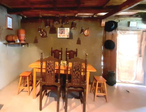 昆卡ADOBE HOUSE的一间带木桌和椅子的用餐室