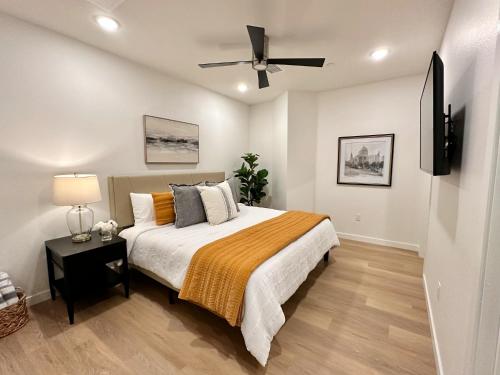 圣地亚哥Nimitz Crossing Luxury Residences的一间卧室配有一张床和吊扇