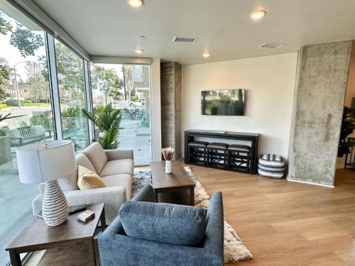 圣地亚哥Nimitz Crossing Luxury Residences的客厅配有家具和壁炉
