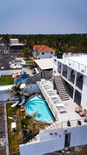 AtitancitoPacífico Cielo Eco Hotel的享有酒店空中美景,设有游泳池