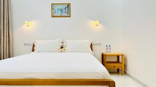 蒙特卡罗Princess Palace Larvotto Beach Monte-Carlo的一张床上坐着泰迪熊的床