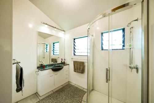 阿鲁坦加卡帕卡帕度假屋的带淋浴和盥洗盆的浴室