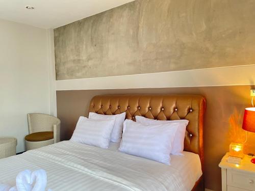 南邦思迈斯汽车旅馆的卧室配有带白色枕头的大床