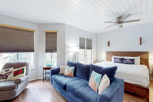 帕德雷岛Starfish的客厅配有蓝色的沙发和床。
