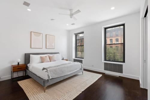 纽约Chelsea Canvas II by RoveTravel Large 3BR Duplex的一间白色卧室,配有床和2个窗户
