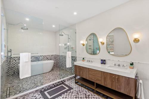纽约Riverside by Rove Travel 7BR Modern Townhouse的带浴缸、水槽和镜子的浴室