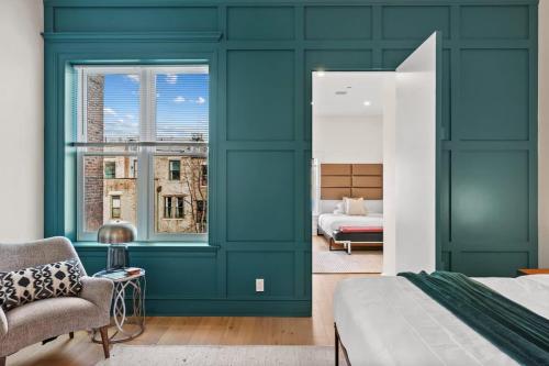 纽约Riverside by Rove Travel 7BR Modern Townhouse的一间拥有蓝色墙壁的卧室、一张床和窗户