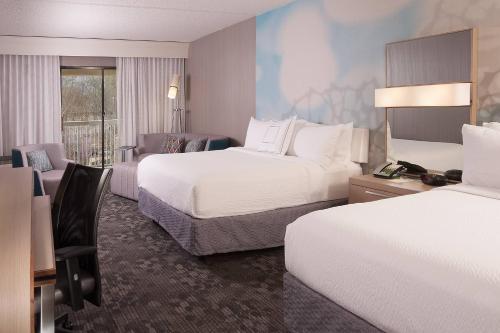 格林维尔格林维尔斯巴坦堡机场万怡酒店的酒店客房配有两张床和一张书桌