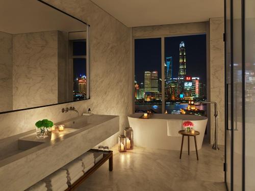 上海上海艾迪逊酒店的一间晚上享有城市美景的浴室