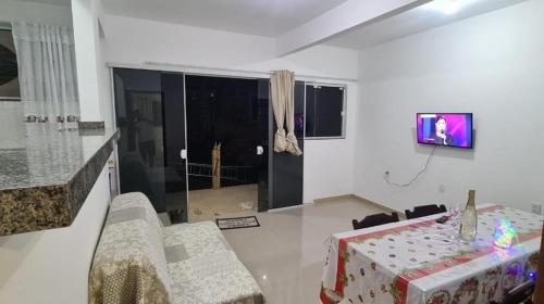 弗洛里亚诺波利斯Refugio Bela Ilha via Barco的白色的客厅配有桌子和电视。