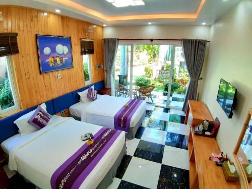富国Sweethome Resort & Spa Phú Quốc的酒店客房设有两张床和一个阳台。