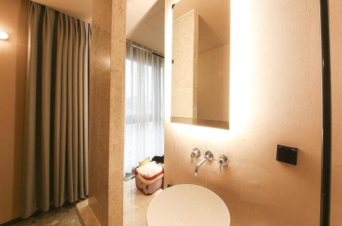 釜山MUTE HOTEL的一间带水槽和镜子的浴室