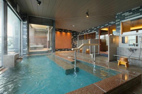 福山尾道景胜馆涟亭酒店的浴室里设有一个大池水