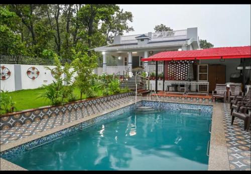 Jhājra2bhk.lavish secluded.pool property的房屋前的游泳池
