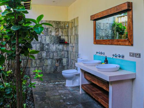 吉利特拉旺安Dolce Magia的一间带水槽、卫生间和镜子的浴室