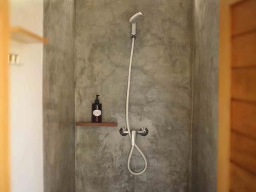 坎古Sepeda Hostel的浴室内配有淋浴和头顶淋浴