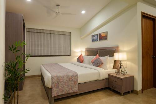 尼禄Carnival De Goa的一间卧室设有一张大床和一个窗户。