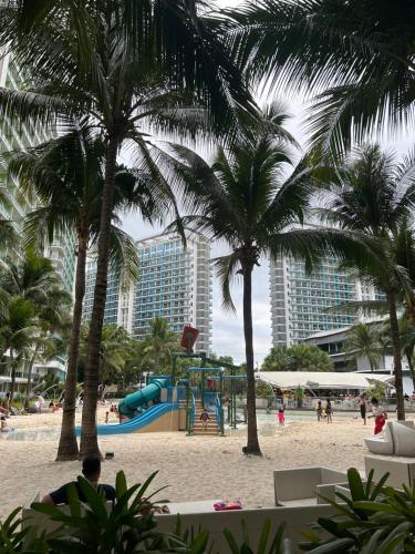 马尼拉Azure Staycation Place的棕榈树海滩和游乐场