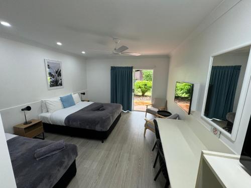 马里巴Mareeba Motor Inn的酒店客房设有床和窗户。