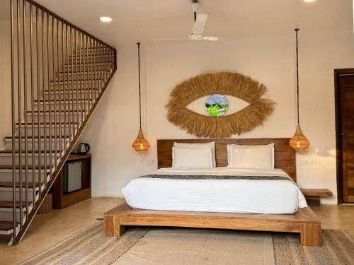 戈阿韦尔哈Thalassa Beach Boutique Resort的卧室配有一张床,墙上有区域