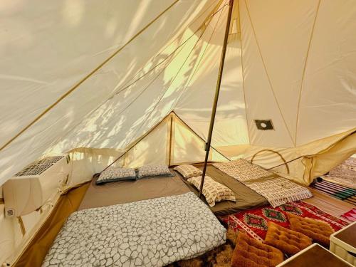 潘切TP-HOMES PHAN THIẾT的帐篷里设有一张床