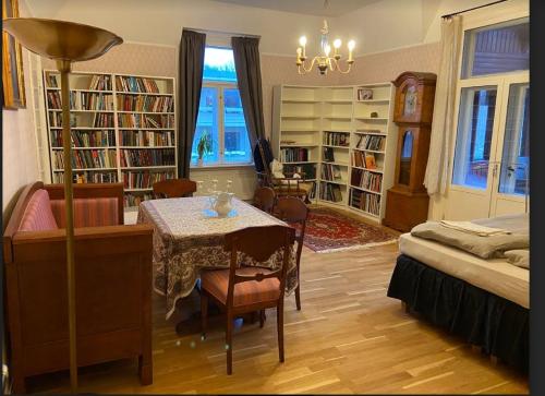 奥斯陆Villa Internationals的一间设有桌子、床和书架的房间