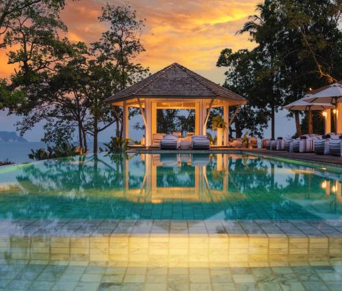 阁遥岛Cape Kudu Hotel, Koh Yao Noi的度假村的游泳池,带凉亭