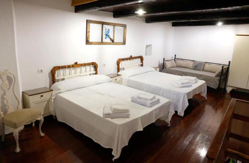 FolgosoA CASA DO POZO的一间客房配有两张床和一张沙发