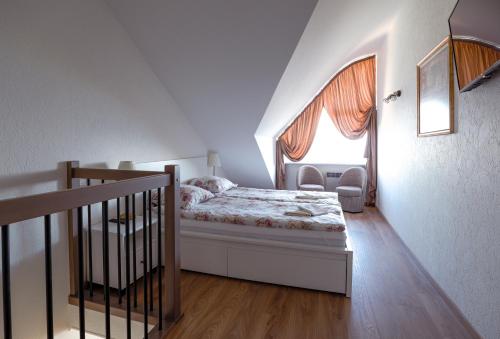 奈达Curonian apartments的一间小卧室,配有床和窗户