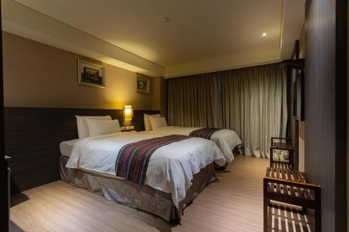台南皇宾大饭店的酒店客房设有两张床和电视。