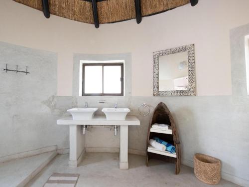 BingaMasumu River Lodge的浴室设有2个水槽和镜子