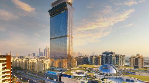 迪拜The Palm Tower, Nakheel Mall, Palm Jumeirah的城市景观,高耸的摩天大楼