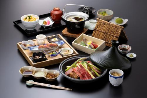 白川村Onyado Yuinosho的餐桌上放着食物和碗