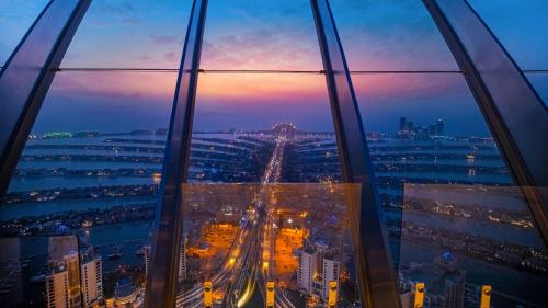 迪拜The Palm Tower, Nakheel Mall, Palm Jumeirah的夜幕降临的城市景观