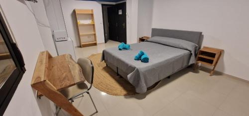 圣维森特德尔拉斯佩奇BELLA Residence的一间卧室配有一张蓝色泰迪熊床