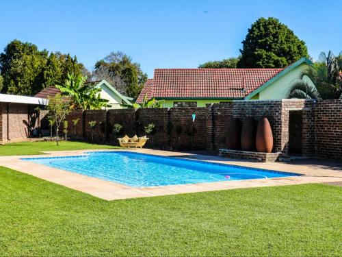 纽卡斯尔Pheasant's Rest Guest House的一座房子的院子内的游泳池