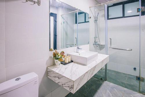 岑山Villa FLC Sầm Sơn KT 03-03的一间带水槽和淋浴的浴室