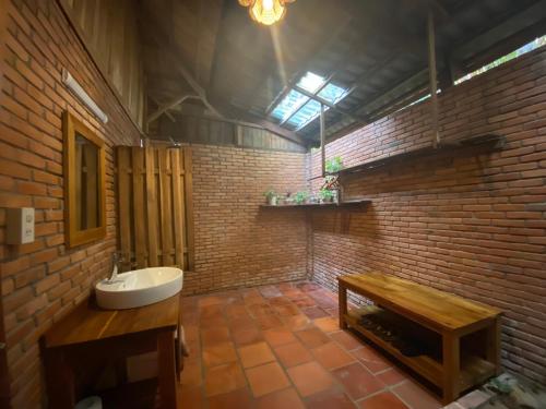 富国安卡琳海滩度假村的一间带水槽和砖墙的浴室