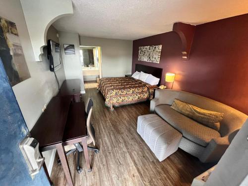 曼彻斯特Southern Inn的小型酒店客房配有床和沙发。