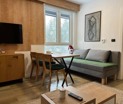 亚霍里纳Apartman Lenka Villa Mont Jahorina的客厅配有沙发和桌子