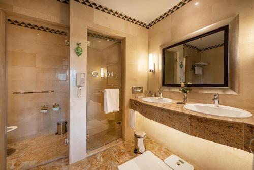 内罗毕内罗毕塞丽娜酒店的一间带两个盥洗盆和淋浴的浴室